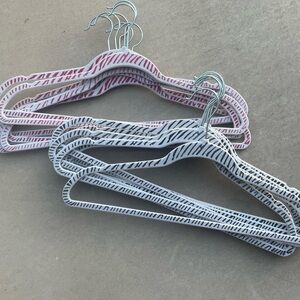 Velvet Hangers, Mixed Lot 16. 9 Black & White & 7 Red & White